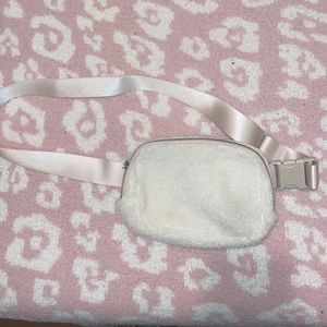 Sherpa belt bag